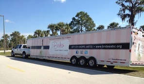 8eec25b5-photo-brides-gown-truck_0890660