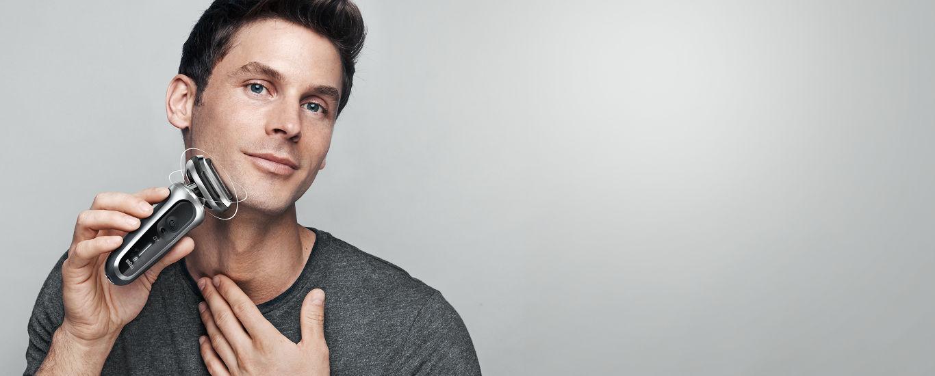 Hombre afeitando su barba.