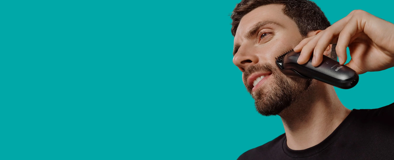 Hombre usando recortadora de barba braunu barba