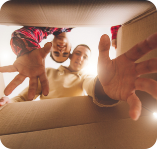 Deux personnes qui recherche un livre dans un carton