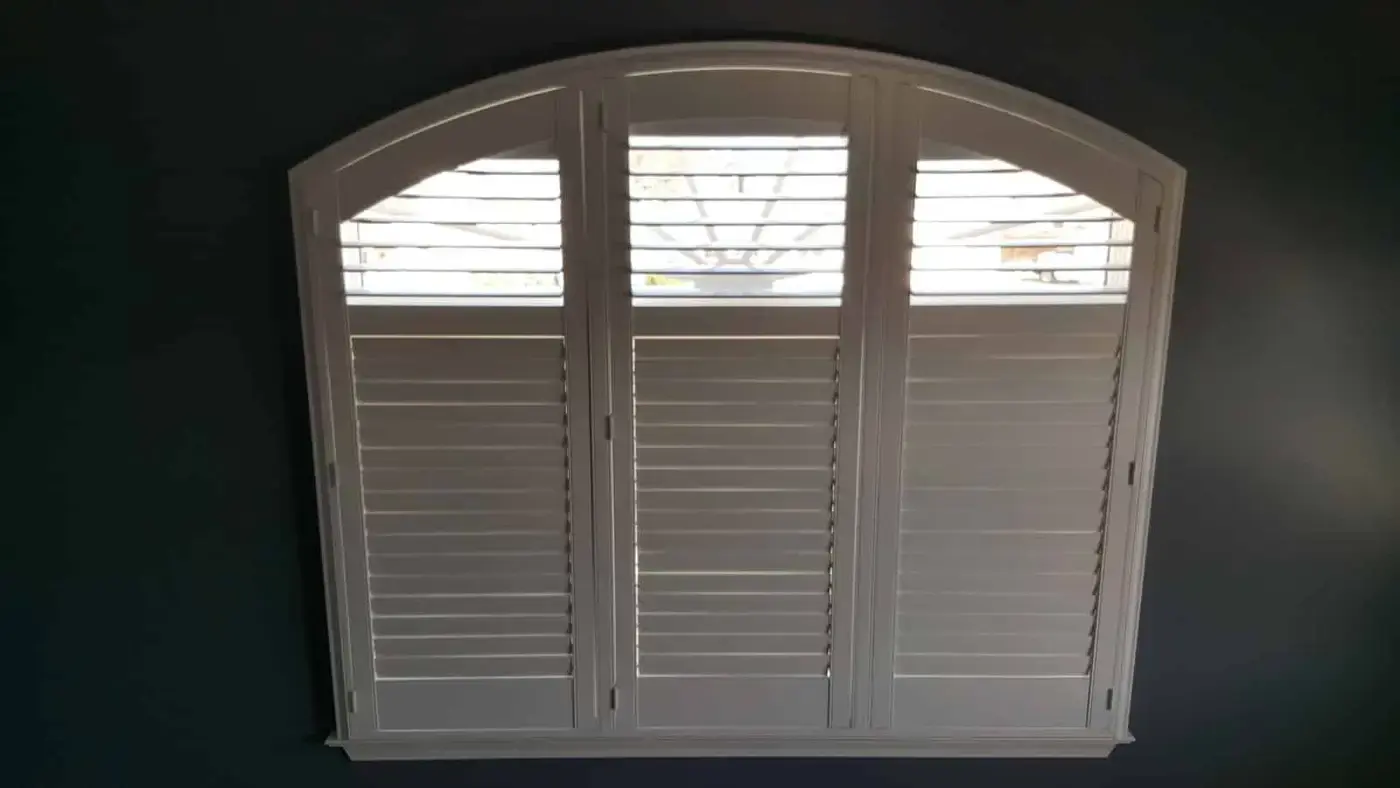 Arched plantation shutters