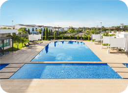 Piscina en la comunidad de Costa Linda