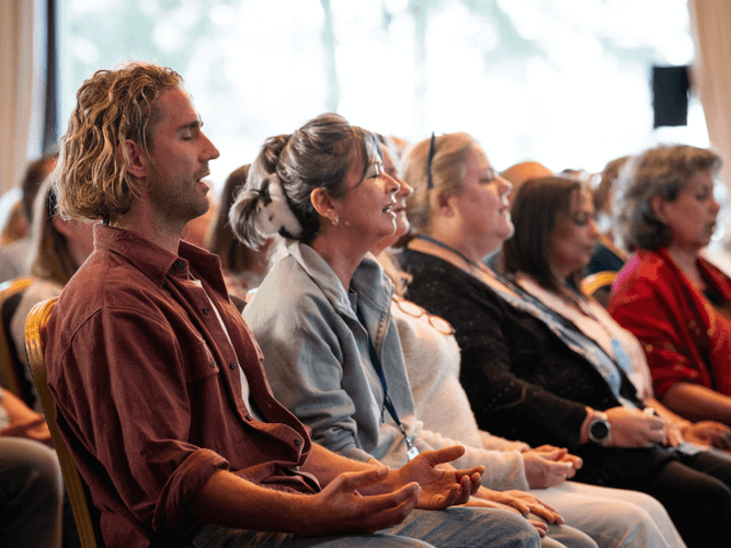 Personas meditando en una sesión