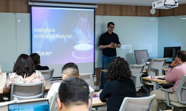 Três fotos mostrando fases diferentes do médico