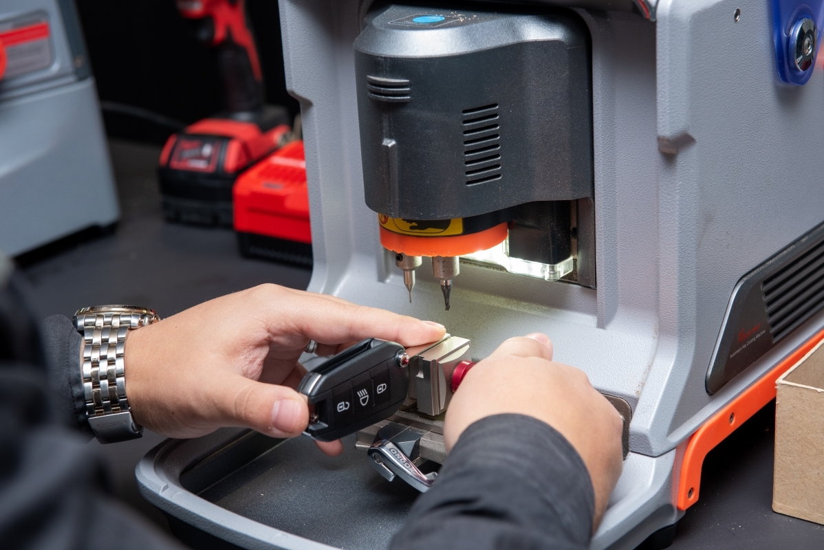 car key cutting using electronic key cutting machine