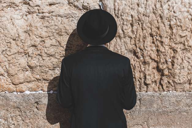 מתפלל ליד אבני הכותל