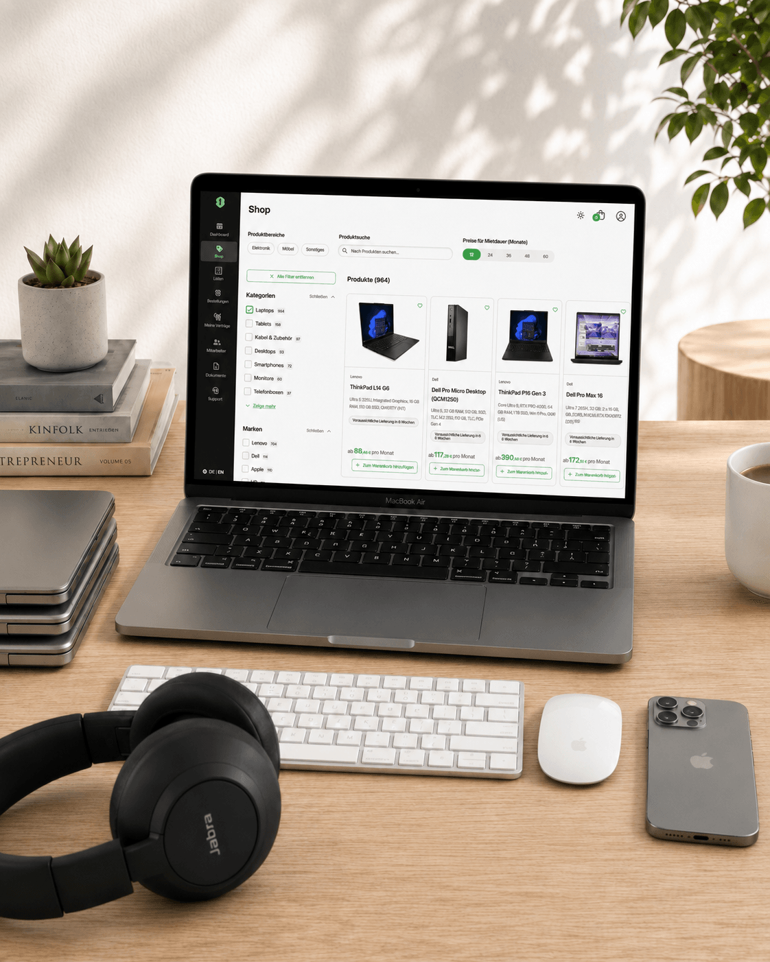Lendis OS Dashboard auf Highend-Workspace mit MacBooks, iPad und iPhones