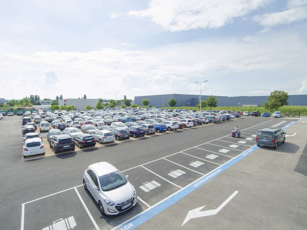 Günstig Parken Parkplatzvergleich Flughafen Basel parkplatz.bluepark-basel.ch