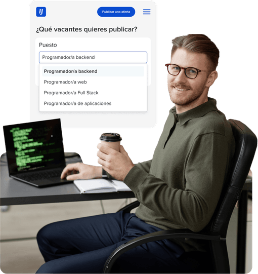 Hombre con gafas y suéter sentado frente a una laptop con código en pantalla, sonriendo y sosteniendo un vaso de café. A la izquierda, se muestra una interfaz digital con el texto: '¿Qué vacantes quieres publicar?' y un campo de selección con varias opciones, destacando 'Programador/a backend'. Las otras opciones visibles son: Programador/a web, Programador/a Full Stack y Programador/a de aplicaciones.