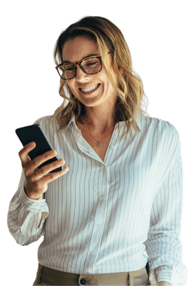 Mujer con gafas y camisa de rayas blancas sonriendo mientras mira su teléfono móvil, en actitud relajada y alegre.