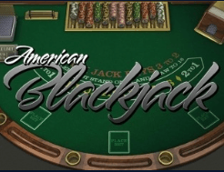 Logo van American Blackjack met groene speeltafel: Blackjack-variant met 6-8 kaartensets.