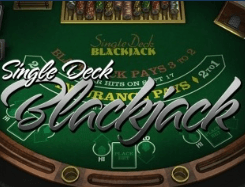 Logo van Single Deck Blackjack met groene speeltafel: Blackjack-variant met één kaartenset.