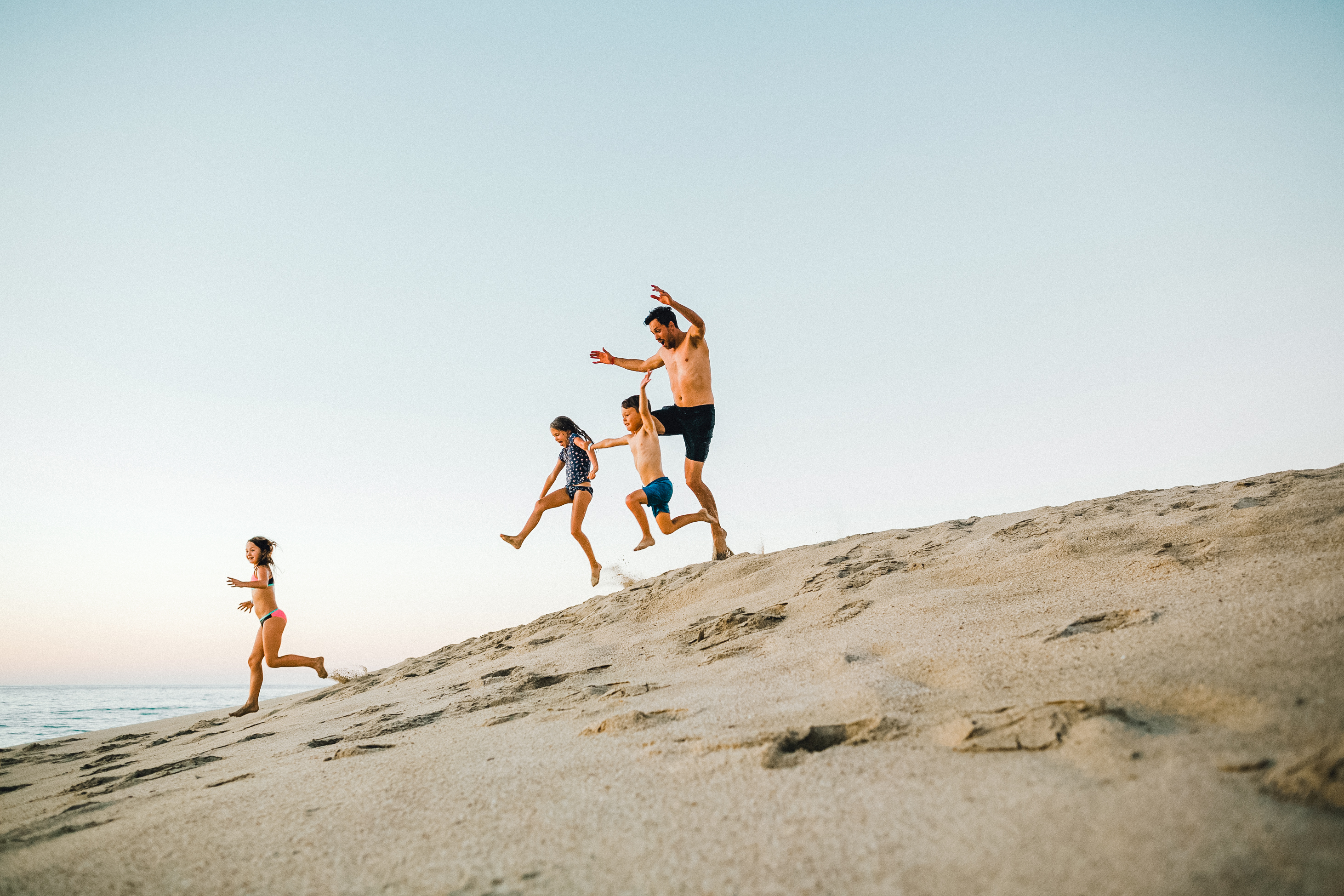 Family on the beach - get discounts on family vacations with WeSalute