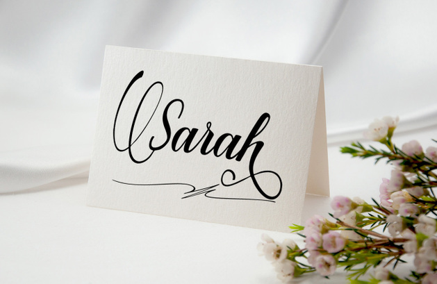 Esempio di biglietto segnaposto bianco con su scritto il nome Sarah