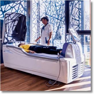 Therapeut betreut den Patienten bei der Hydrojet Massage mit dem Aquatizer. Dieser geht genau auf die Ansprüche des Patienten ein. Die Massage ist punktuell und kann von sanft bis intensiv eingestellt werden.