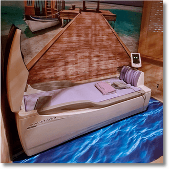 Dank futuristischem Design passt sich die Aquatizer Hydrojet Massageliege in jeden Spa und Wellnessbereich problemlos an. Auch in Schwarz erhältlich.