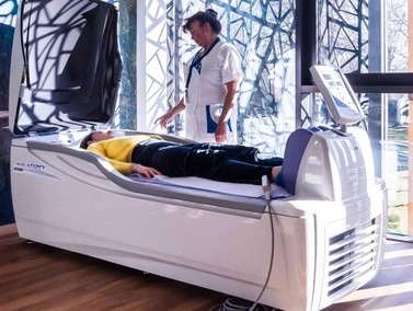 Therapeut betreut den Patienten bei der Hydrojet Massage mit dem Aquatizer. Dieser geht genau auf die Ansprüche des Patienten ein. Die Massage ist punktuell und kann von sanft bis intensiv eingestellt werden.