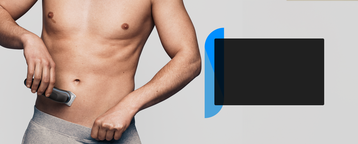 Hombre recortando el vello de su cuerpo