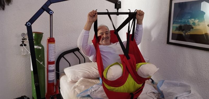 Familia usando la Grúa en casa