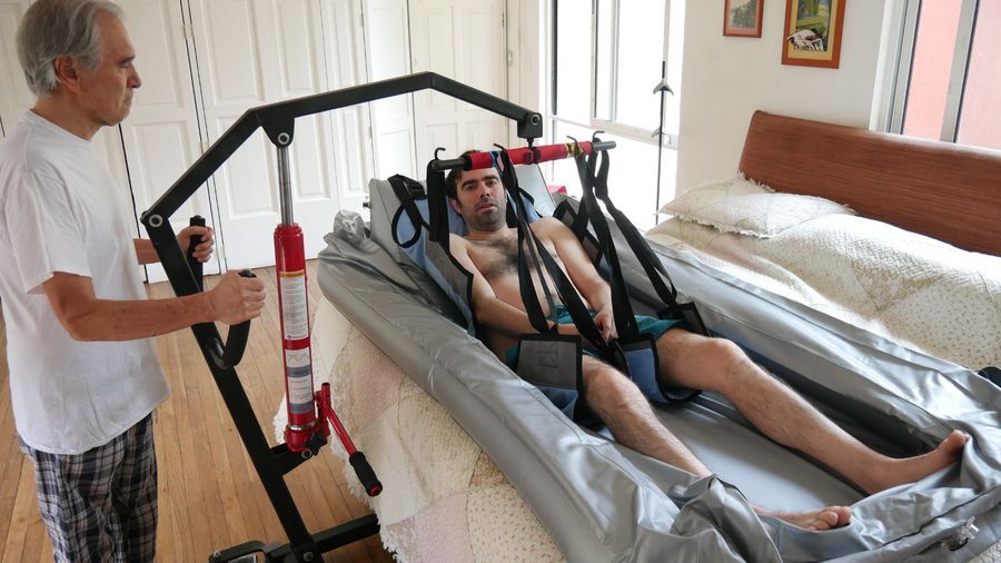Subir y bajar de la cama con la Súper Grúa