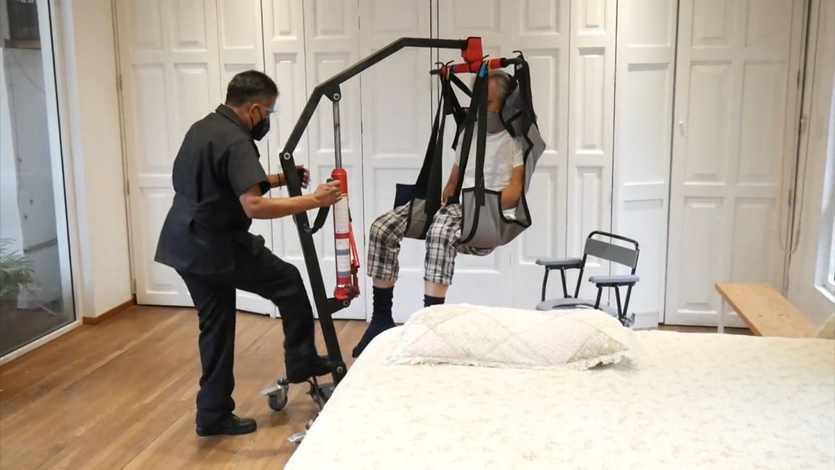 Traslado de cama a silla con la Grúa