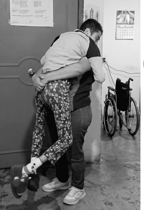 Susana cargando a Iker en brazos