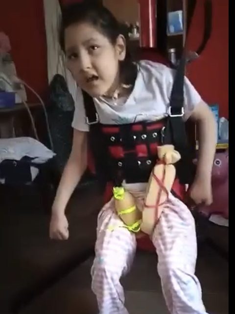 De pie en su casa, con su arnés