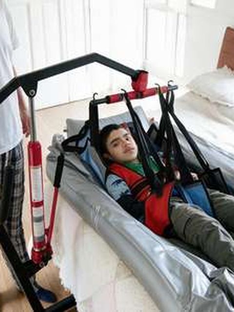 Niño en su arnés listo para salir de la cama