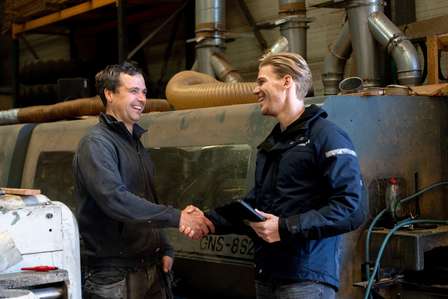 een professionele setting waarin een grote machine, gebruikt in de bouw-, hout- of industriële sector, wordt gepresenteerd door Troostwijk Auctions. De apparatuur is goed onderhouden en wordt getoond als onderdeel van een verkoop- of veilingproces. De neutrale achtergrond legt de nadruk op de machine, wat suggereert dat het een promotionele of catalogusafbeelding is voor industriële veilingen van Troostwijk Auctions.